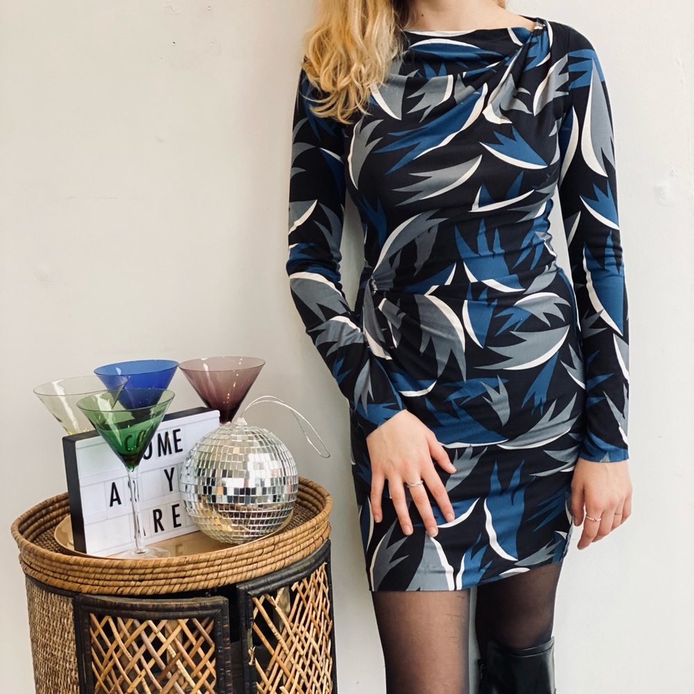 Iconic DVF silk wrap dress blue black and white size 4
